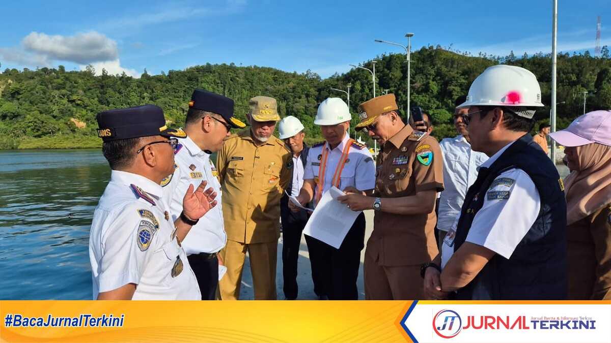 Gubernur Sumbar Mahyeldi tinjau kesiapan pengembangan pelabuhan Panasahan, Pesisir Selatan, Selasa (7/5/2025). (Foto Adpim sumbar).