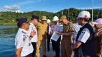 Gubernur Sumbar Mahyeldi tinjau kesiapan pengembangan pelabuhan Panasahan, Pesisir Selatan, Selasa (7/5/2025). (Foto Adpim sumbar).