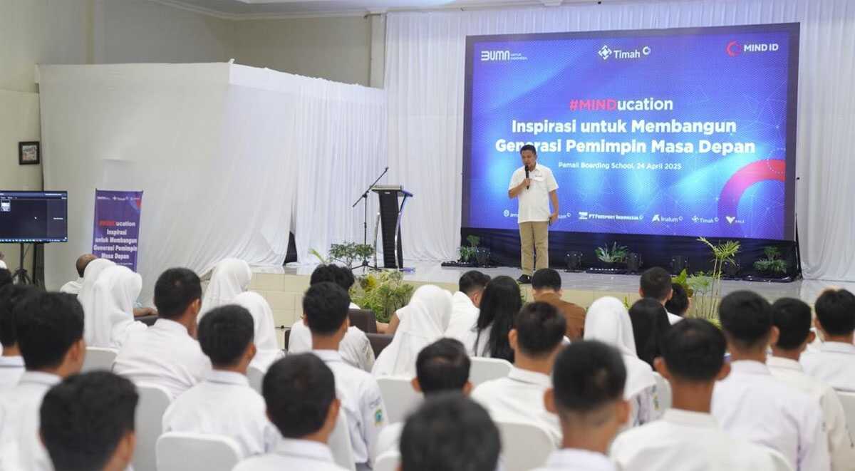Direktur Utama PT Timah Ahmad Dani Virsal memberikan motivasi bagi para pelajar Pemali Boarding School di Aula Pemali Boarding School, Kamis (24/2/2025). (timah)