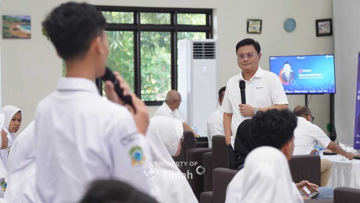 MIND ID dalam mendukung pendidikan diantaranya dengan memberikan dukungan dana pendidikan bagi 108 pelajar penerima program Pemali Boarding School PT Timah Tbk pada SMAN 1 Pemali. (timah)