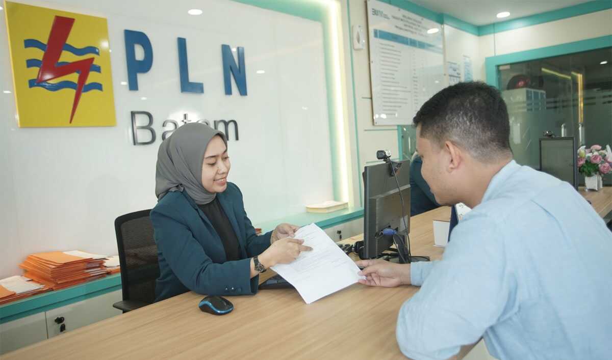 promo cahaya ramadan pln batam Petugas PLN Batam melayani pelanggan yang bergabung dalam promo Cahaya Ramadhan. (pln batam)