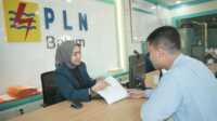 promo cahaya ramadan pln batam Petugas PLN Batam melayani pelanggan yang bergabung dalam promo Cahaya Ramadhan. (pln batam)