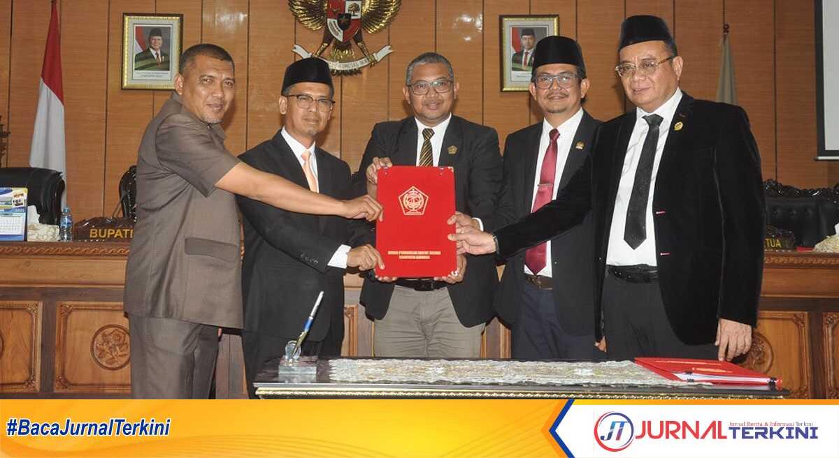 Ketua DPRD Karimun Raja Rafiza (tengah) didampingi Wakil Ketua Satria (2 kanan) dan Wakil Ketua Ady Hermawan (kanan) bersama Bupati Iskandarsyah (2 kiri) dan Wakil Bupati Rocky Marciano Bawole menunjukkan naskah Rancangan Awal RPJMD 2025-2029 dalam rapat paripurna di DPRD Karimun, Senin (5/5/2025). (JurnalTerkini.id/edy kencana)