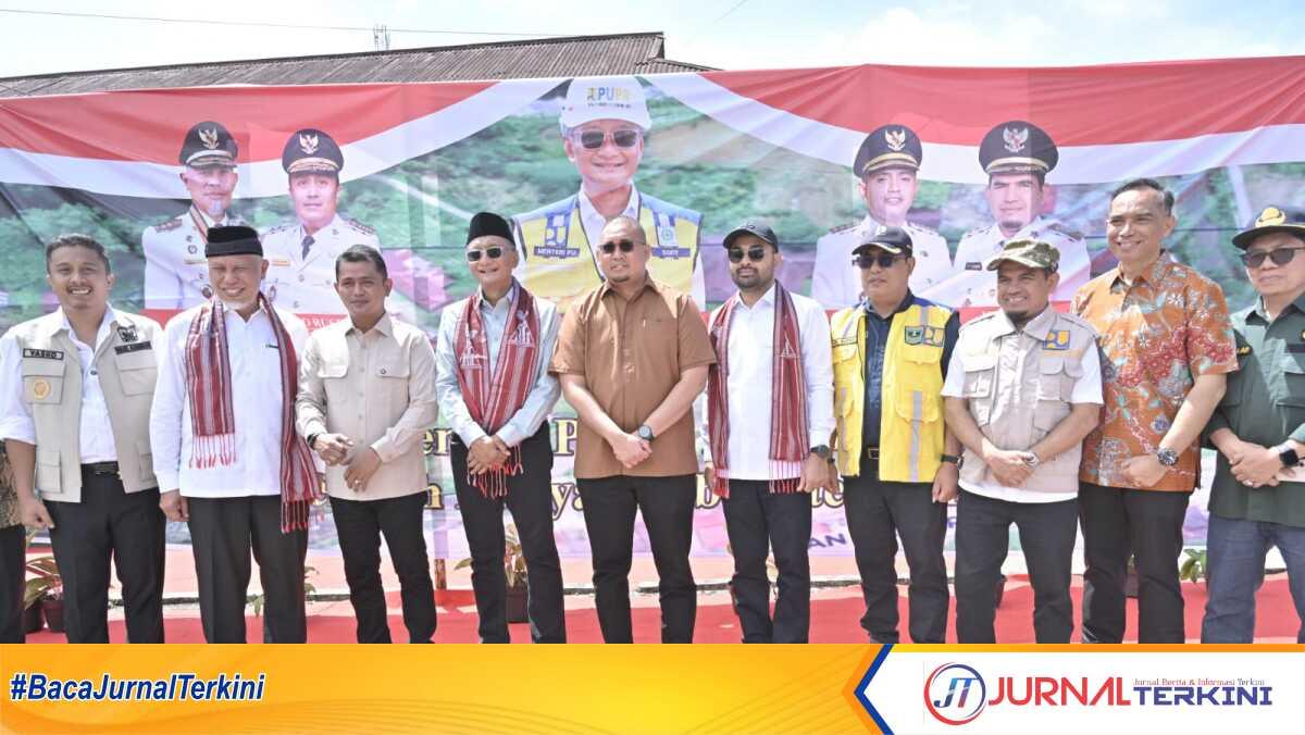 Menteri PU RI, Dody Hanggodo (no 4 dari kiri) saat tinjau pembangunan sekolah rakyat di Kab Solok, Sabtu (03/05/2025). (Foto Adpim sumbar).