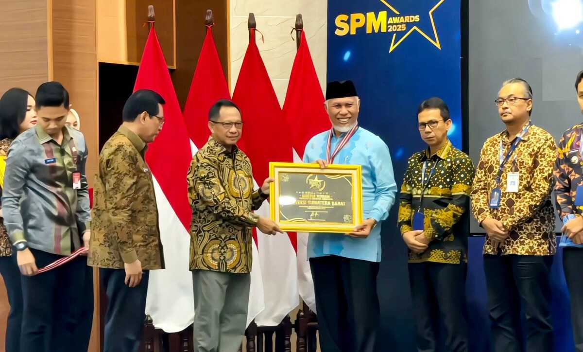 standar pelayanan minimal sumbar Gubernur Sumbar Mahyeldi Ansharullah menerima Penghargaan Standar Pelayanan Minimal dari Kemendagri di Jakarta, Jum'at (23/05/2025). (Foto Adpim Sumbar)