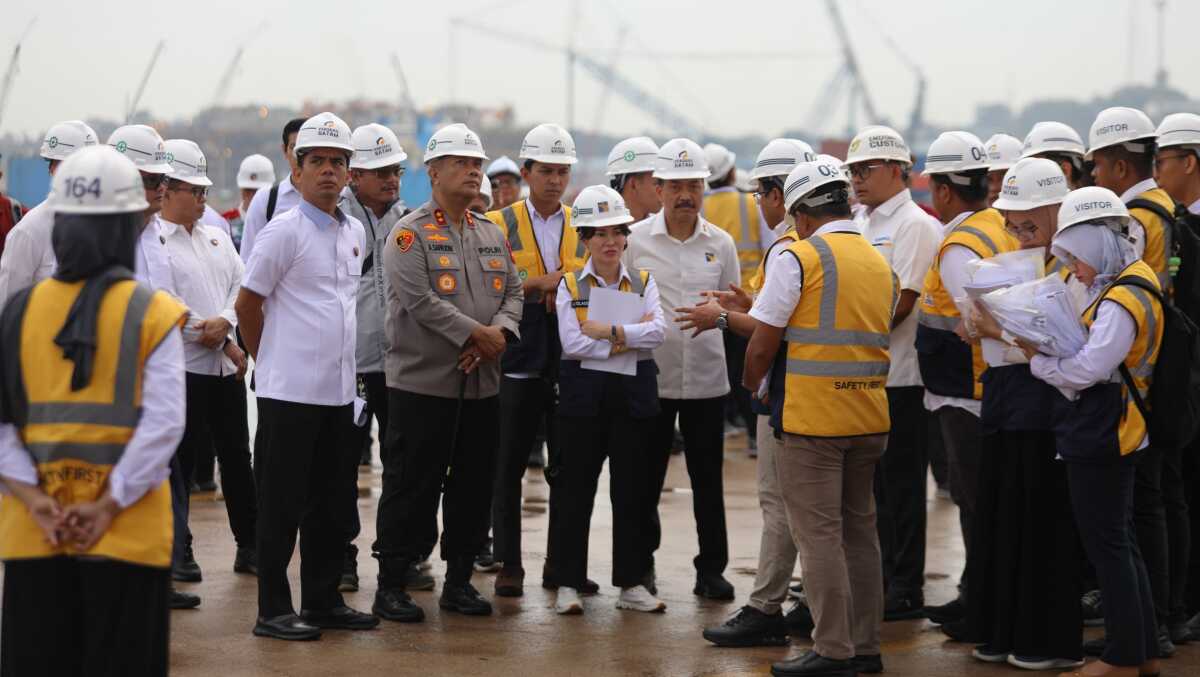 Wakil Kepala BP Batam, Li Claudia Chandra meninjau langsung persiapan pengoperasian 4 STS Crane yang baru saja tiba di Batam, pada Senin (19/5/2025) di Pelabuhan Batu Ampar. (Foto: humasbpbatam)