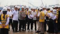 Wakil Kepala BP Batam, Li Claudia Chandra meninjau langsung persiapan pengoperasian 4 STS Crane yang baru saja tiba di Batam, pada Senin (19/5/2025) di Pelabuhan Batu Ampar. (Foto: humasbpbatam)