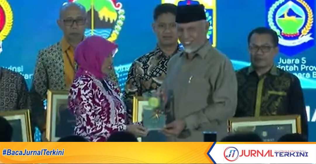 Gubernur Sumatera Barat (Sumbar) menrim Anugerah Adinata Syariah 2025 dari Komite Nasional Ekonomi dan Keuangan Syariah (KNEKS) atas kinerja positifnya dalam pengembangan ekonomi syariah di Jakarta, Senin (26/5/2025). (adpim sumbar)