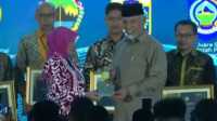 Gubernur Sumatera Barat (Sumbar) menrim Anugerah Adinata Syariah 2025 dari Komite Nasional Ekonomi dan Keuangan Syariah (KNEKS) atas kinerja positifnya dalam pengembangan ekonomi syariah di Jakarta, Senin (26/5/2025). (adpim sumbar)