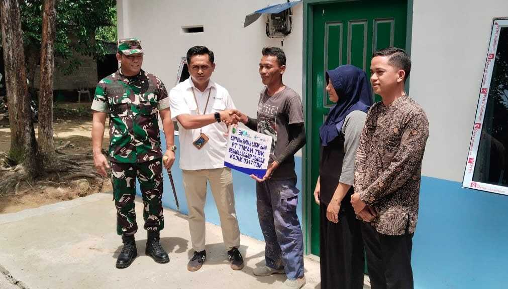 Nasir, warga Desa Gemuruh, Bukit Senang, Kecamatan Kundur, Kabupaten Karimun secara simbolis menerima bantuan rumah yang sudah direhab PT Timah bersama Kodim 0317/TBK, Rabu (30/4/2025). (timah)