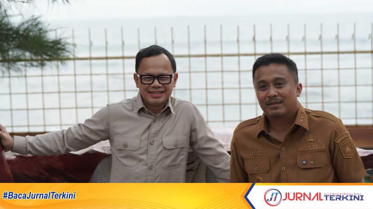 Wagub Sumbar Vasko Ruseimy bersama Wamendagri Bima Arya. (Foto Adpim sumbar).