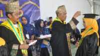 wakil bupati karimun wisuda santri2 Wakil Bupati Karimun Rocky Marciano Bawole mewisuda salah satu santri Taman Pendidikan al Quran (TPQ) di Aula Villa Hasiva, Pantai Tanjung Ambat, Kecamatan Buru pada Minggu (11/05/2025). (JurnalTerkini.id/edy kencana)