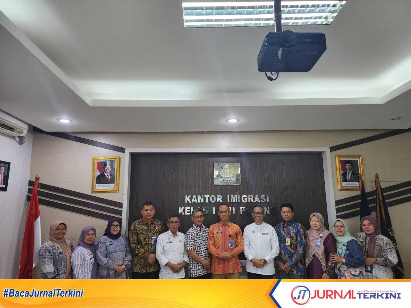 IMG-20250516-WA0097 Sekda Medison diterima langsung oleh Kepala Kanwil Imigrasi Sumbar Nurudin, Jum'at (16/05/2025). (Foto DiskominfokabSolok).