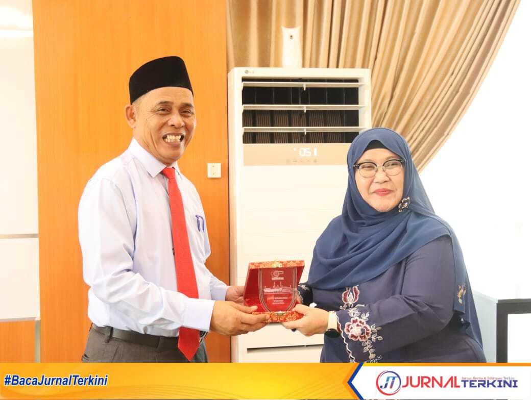 Ket foto: Bupati Inhil, Haji Herman, saat menyerahkan cinderamata ke Rektor Universitas Abdurrab Pekanbaru, Prof Susi Endrini, Selasa (3/6/2025).