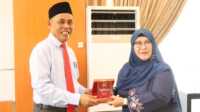 Ket foto: Bupati Inhil, Haji Herman, saat menyerahkan cinderamata ke Rektor Universitas Abdurrab Pekanbaru, Prof Susi Endrini, Selasa (3/6/2025).