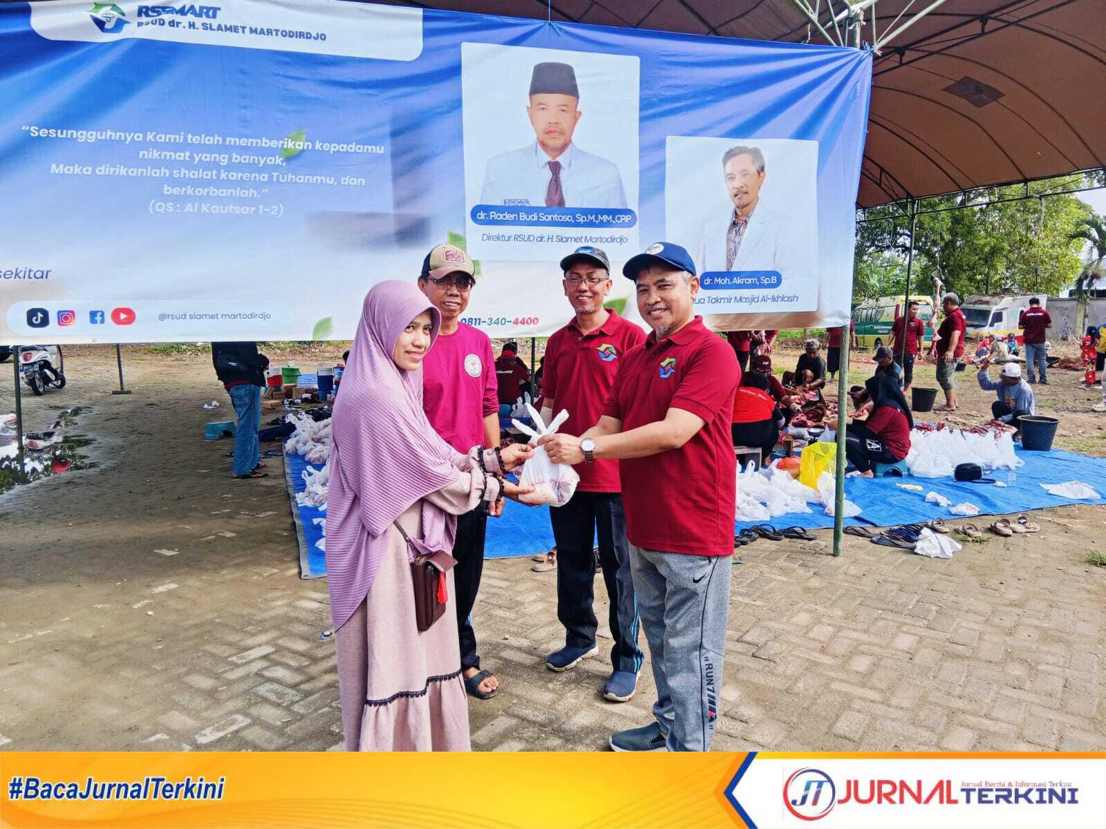 Suasana penyerahan paket daging kurban oleh pihak RSUD Smart Pamekasan keoada warga sekitar dan kurang mampu