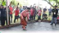 IMG-20250611-WA0022 Ket Foto: H Herman Bupati Inhil saat memainkan Gasing tradisional dalam rangka memeriahkan milad Inhil ke- 60
