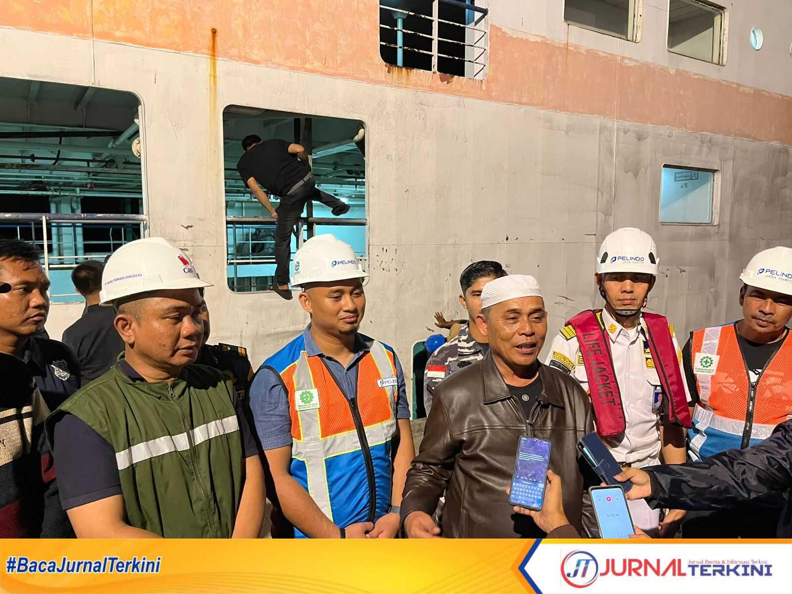 IMG-20250612-WA0027 Ket foto: Bupati Inhil, Haji Herman, saat diwawancarai wartawan saat meninjau dan usai mengoperasikan langsung kapal Roro KMP Barembang, Kamis malam (12/6/2025).