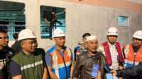 Ket foto: Bupati Inhil, Haji Herman, saat diwawancarai wartawan saat meninjau dan usai mengoperasikan langsung kapal Roro KMP Barembang, Kamis malam (12/6/2025).