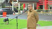 Sekdaprov Sumbar, Arry Yuswandi saat memimpin apel pagi di halaman Kantor Gubernur, Senin (16/06/2025). (Foto Adpim Sumbar).