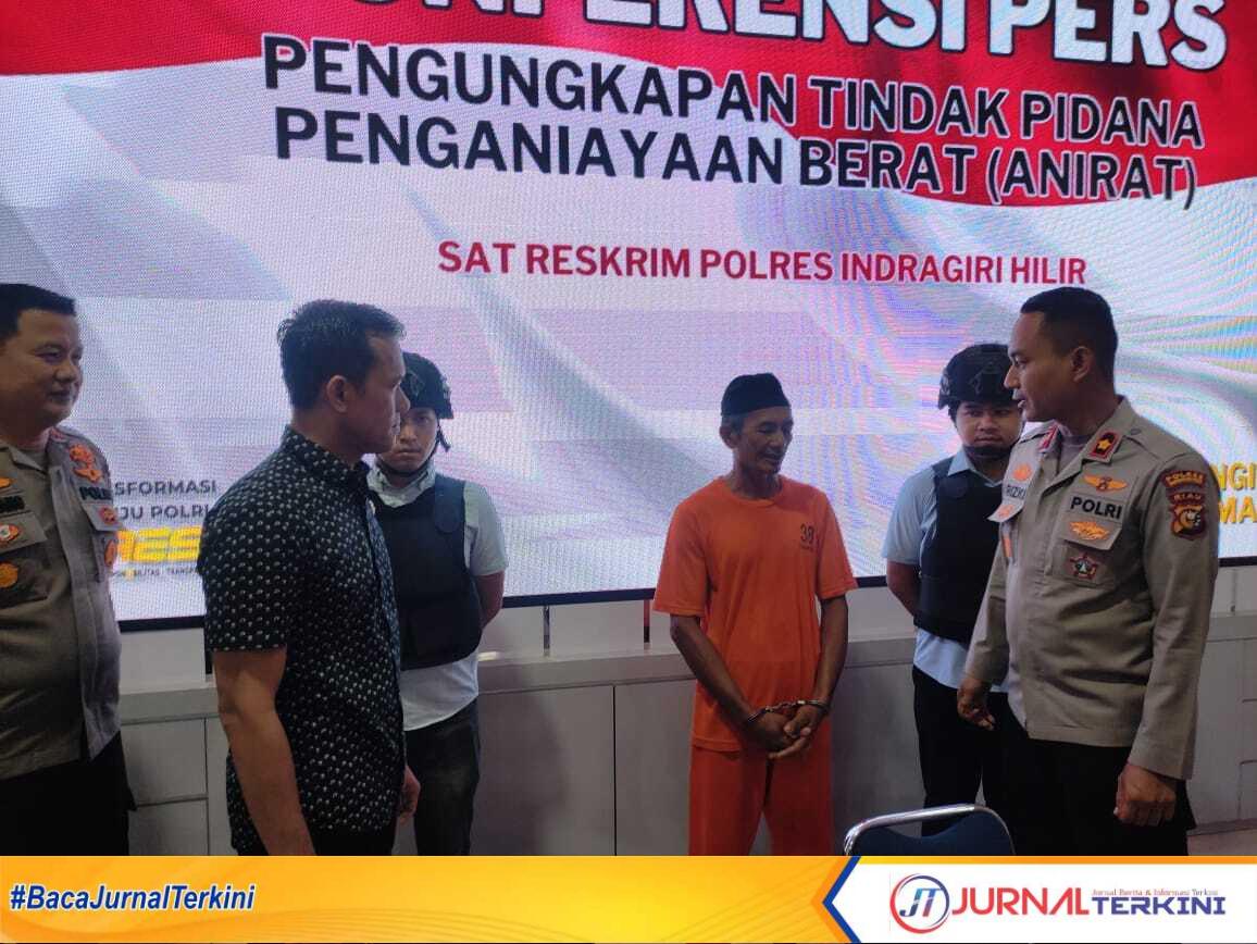 Ket Foto: Wakapolres Inhil Kompol Rizki Hidayat, Kasatreskrim Polres Inhil AKP Budi Winarko, Kasubsi Penmas Sihumas Iptu Pantun Siagian dan Kapolsek Batang Tuaka IPTU Bambang Sutriyanto saat melaksanakan kegiatan Press Release Pembacokan di Desa Kuala Patah Parang, Selasa (17/6/2025)