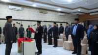 IMG-20250620-WA0040 Ket foto: Pelantikan pejabat administratif dan pengawas di Aula Kantor Bappeda, Tembilahan, Jumat (20/6/2025).