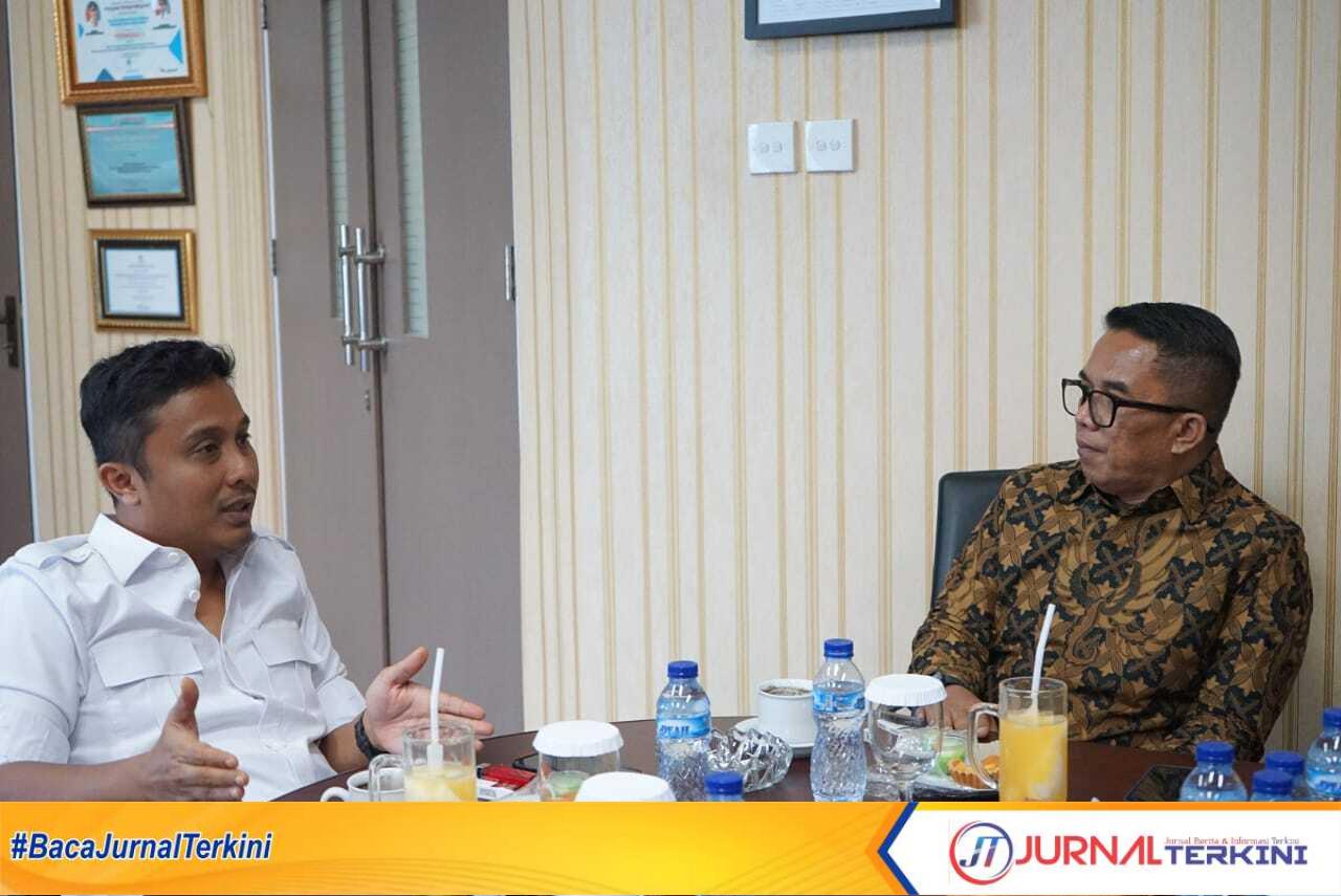 Wagub Sumbar, Vasko Ruseimy, saat membahas Pemutihan Pajak Kendaraan Bermotor di Sumbar bersama Bapenda. (Foto : Adpim Sumbar).