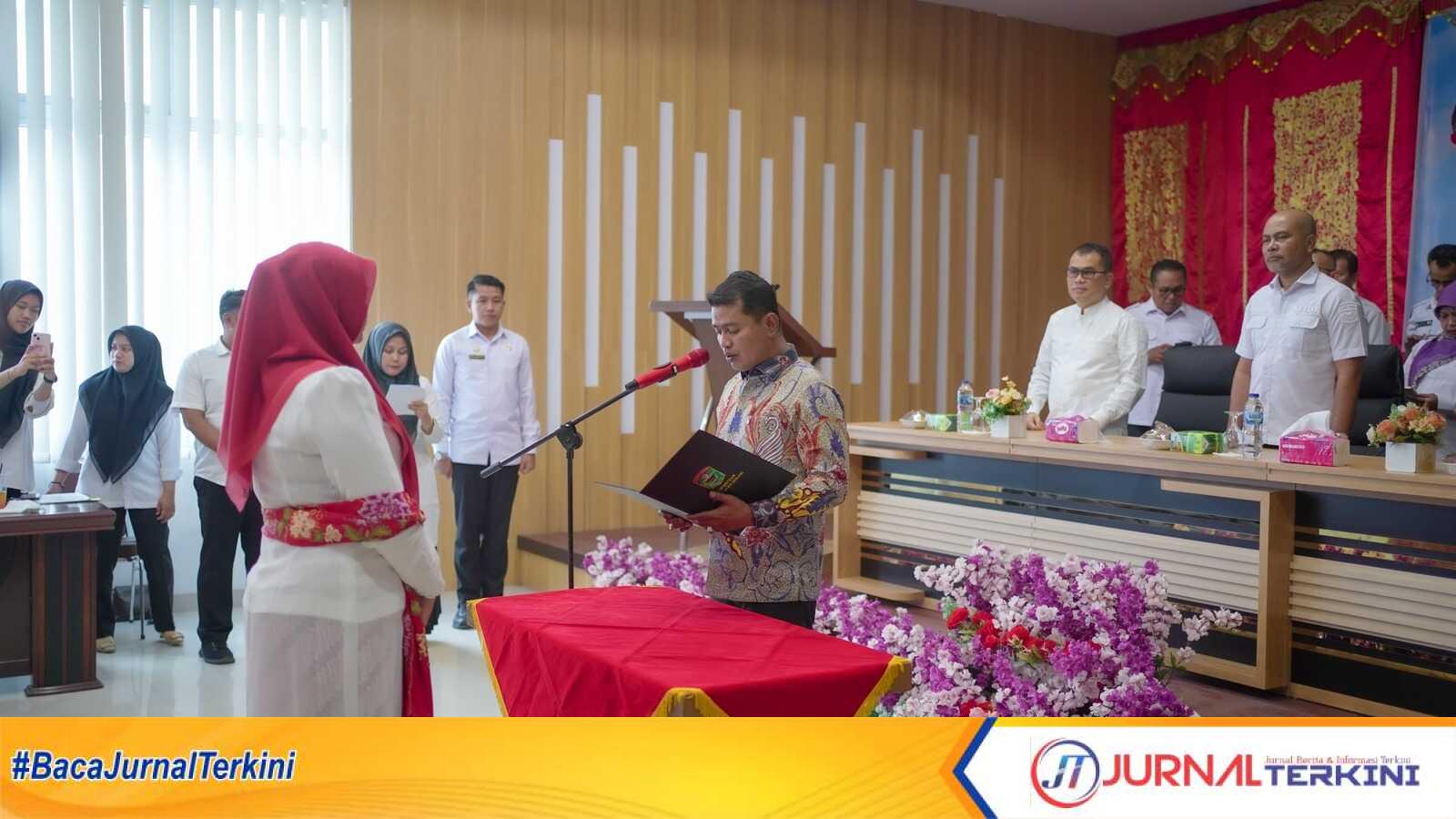 Bupati Solok Melantik Pengurus Dekranasda Kabupaten Solok Periode 2025 - 2030 pada Rabu (25/06/2025). (Foto DiskominfokabSolok).