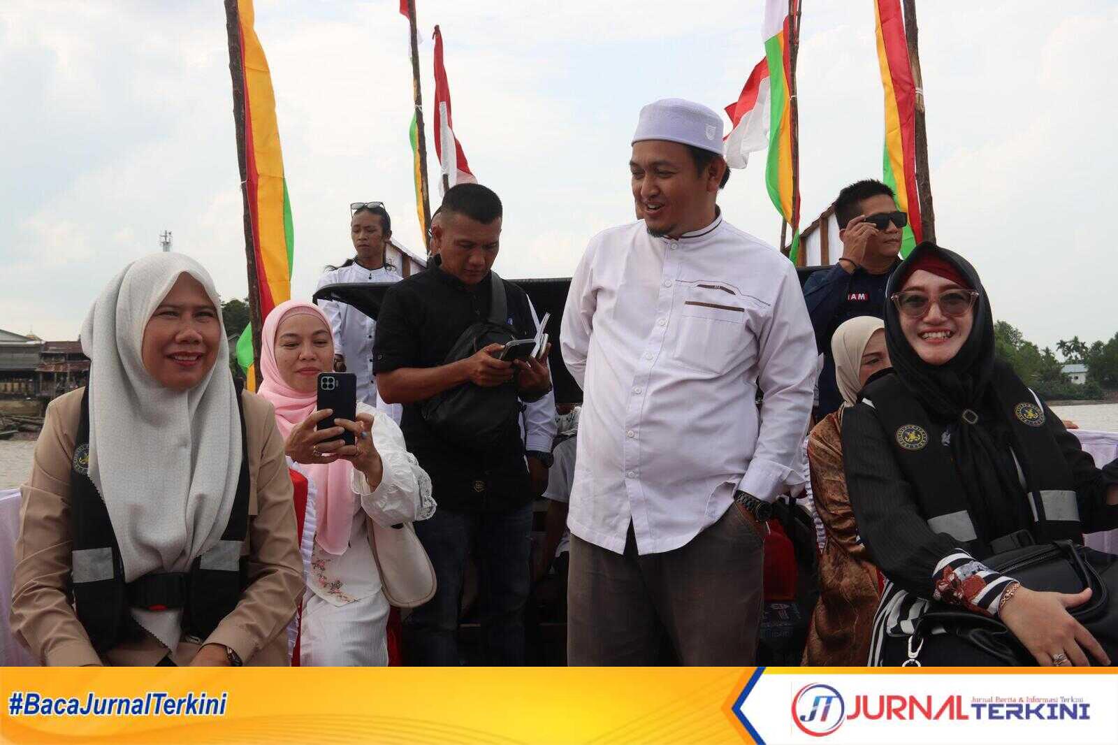 Wabup Inhil Yuliantini saat menyaksikan vestipal menyambut Tahun Baru Islam 1 Muharram 1447 Hijriah dengan Pompong hias di Desa Sungai Intan
