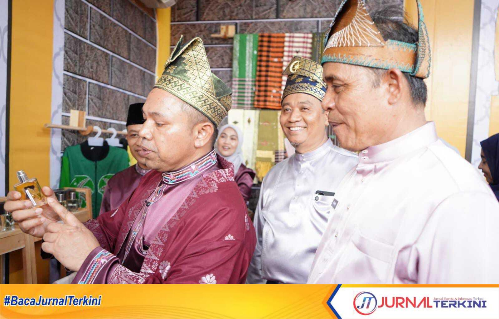 Ket foto: Gubri, Abdul Wahid, yang didampingi Bupati Inhil, Haji Herman, saat berkunjung ke stan bazar Inhil, Sabtu (28/6/2025).