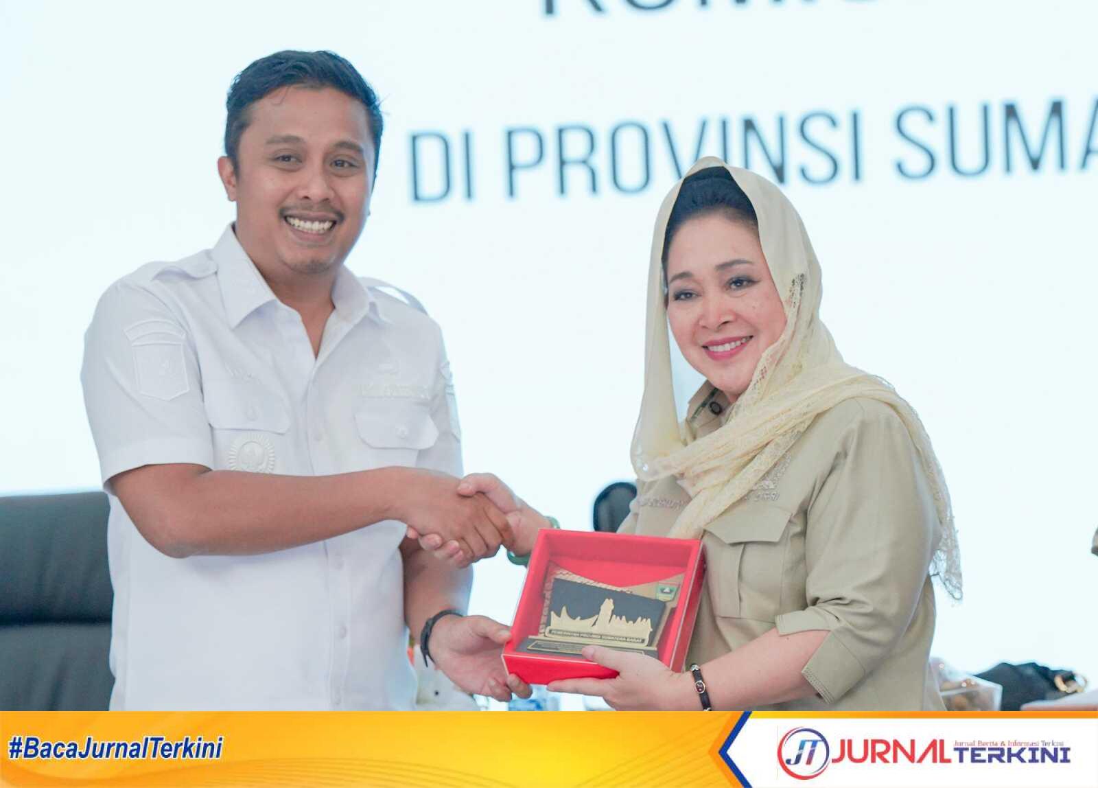 Titiek Soeharto (kanan) saat Kunjungan Kerja Ke Sumbar disambut Wagub Vasko (kiri) pada Jum'at (20/06/2025).(Foto Adpim Sumbar).