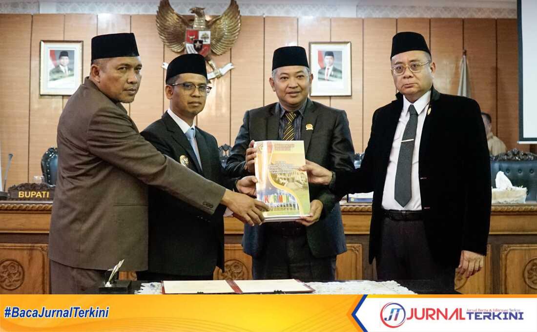 KUA-PPAS APBDP Karimun Bupati Karimun Ing Iskandarsyah, Wakil Bupati Rocky Marciano Bawole (kiri), Ketua DPRD Raja Rafiza dan Wakil Ketua DPRD Ady Hermawan menunjukkan naskah rancangan kebijakan umum perubahan Anggaran Pendapatan Belanja Daerah (APBD) dan prioritas plafon anggaran sementara perubahan tahun anggaran 2025 di Ruang Rapat Balai Rong Sri DPRD Karimun, Kamis (12/06/2025). (JurnalTerkini.id/edy kencana)