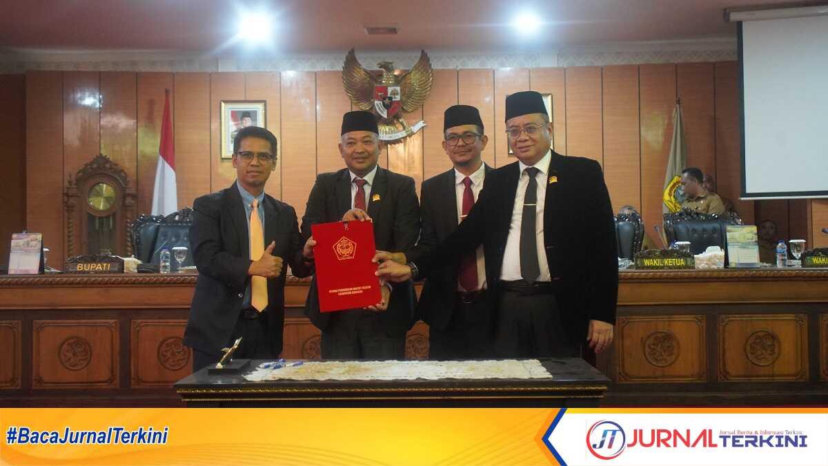 Bupati Karimun Ing Iskandarsyah bersama Ketua DPRD Karimun Raja Rafiza dan dua unsur wakil ketua menunjukkan rancangan KUPA PPAS APBD Perubahan 2025 dalam rapat paripurna di Ruang Rapat Balai Rong Sri, DPRD Karimun, Selasa (24/06/2025). (JurnalTerkini.id/edy kencana)