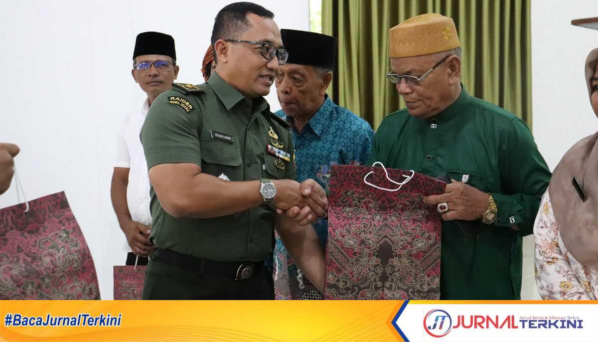 Kasdim 0317/TBK Mayor Inf Istain Tamimi menyerahkan bingkisan kepada peserta yang hadir dalam acara komunikasi sosial di Makodim 0317/TBK, Selasa (24/6/2026). (JurnalTerkini.id/edy kencana)