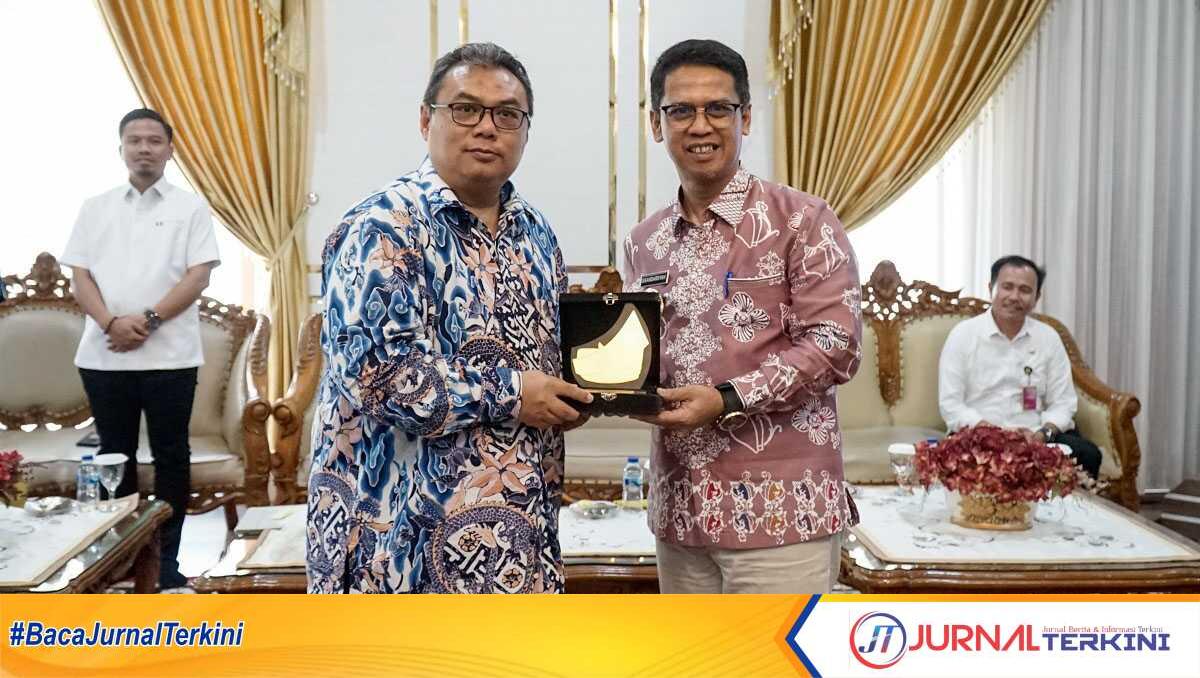 Konjen johor ke karimun Bupati Karimun Ing Iskandarsyah (kanan) dan Konjen RI di Johor Sigit S Widianto dalam pertemuan di rumah dinas bupati, Rabu (25/06/2025). (JurnalTerkini.id/edy kencana)