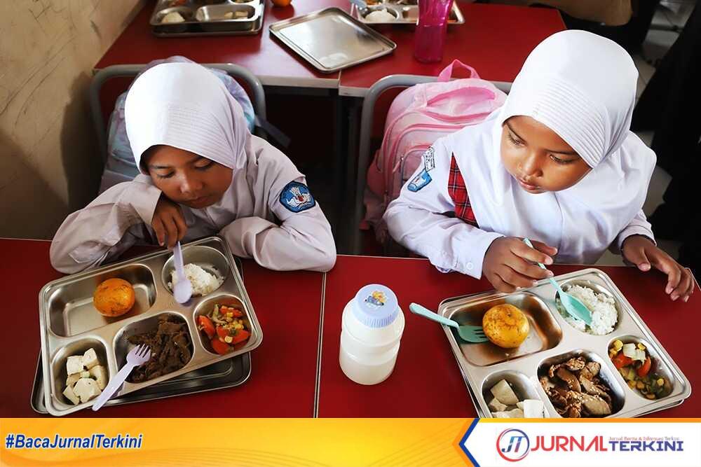 Pelaksanaan Program Makan Bergizi Gratis (Dokumentasi Pribadi) Pelaksanaan Program Makan Bergizi Gratis (Dokumentasi Pribadi)