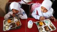 Pelaksanaan Program Makan Bergizi Gratis (Dokumentasi Pribadi) Pelaksanaan Program Makan Bergizi Gratis (Dokumentasi Pribadi)