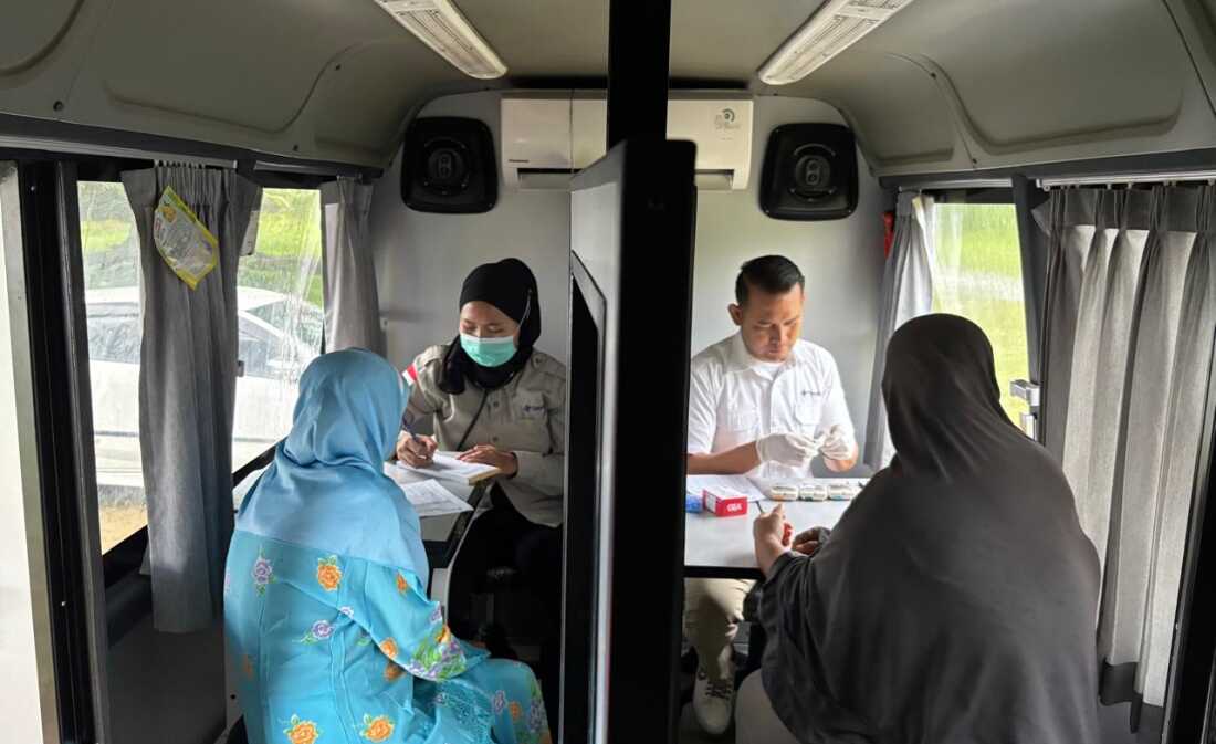 Mobil Sehat PT Timah kembali memberikan pelayanan kesehatan bagi masyarakat di Dusun II, Desa Kundur, Kabupaten Karimun, Provinsi Kepulauan Riau, Kamis (22/5/2025). (Timah)