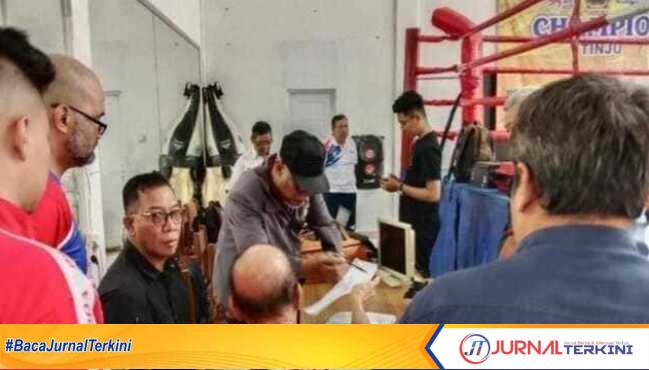 Petinju Semarang, Andika Yuda Pratama, dinyatakan kalah di final kelas 54 kg POPDA Jateng 2025 di GOR Jatidiri Semarang, Keputusan juri menuai protes keras dari tim Semarang./ Dok Foto.Ho.RB.(jurnalterkini.id/Ponco)