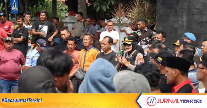 AKBP Ratna Quratul Ainy, S.I.K., M.Si., yang turut memantau situasi di lapangan. Pengamanan difokuskan dari simpang RSUD dr. Gondo Suwarno Ungaran hingga simpang Pegadaian Ungaran./Dok.Foto.Jk_Zed.(jurnalterkini.id/Ponco)