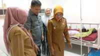 Wakil Bupati Dharmasraya, Leli Arni, langsung turun ke RSUD Sungai Dareh pasca-angin kencang memecahkan kaca rumah sakit tersebut, Senin (19/5/2025). (Humas Pemkab Dharmasraya)