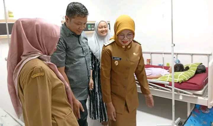 Wakil Bupati Dharmasraya, Leli Arni, langsung turun ke RSUD Sungai Dareh pasca-angin kencang memecahkan kaca rumah sakit tersebut, Senin (19/5/2025). (Humas Pemkab Dharmasraya)