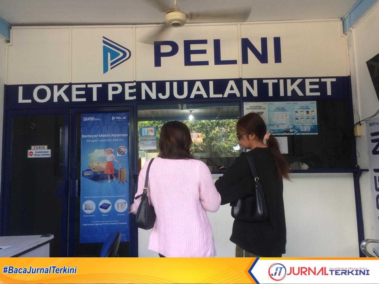 Warga saat membeli tiket KM Kelud