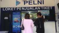 Warga saat membeli tiket KM Kelud