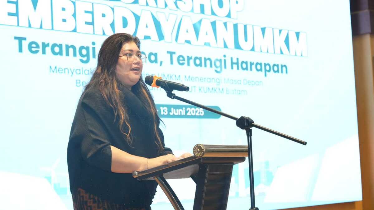Anggota/ Deputi Bidang Pelayanan Umum BP Batam, Ariastuty Sirait mewakili Kepala BP Batam, membuka secara resmi Workshop Pemberdayaan Usaha Mikro, Kecil, dan Menengah (UMKM) di Kantor PLN Batam, Kamis (12/6/2025). (Humasbpbatam)