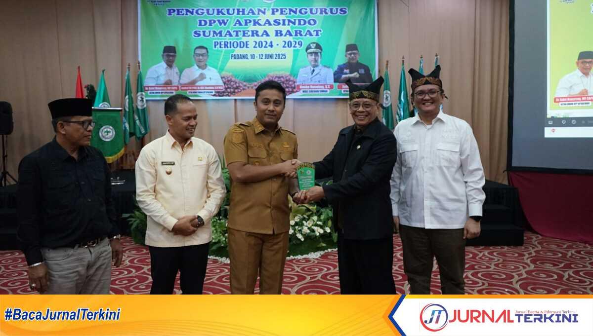 apkasindo sumbar Wakil Gubernur Sumatera Barat (Wagub Sumbar), Vasko Ruseimy menghadiri pengukuhan pengurus DPW Asosiasi Petani Kelapa Sawit Indonesia (Apkasindo) periode 2024–2029 di Padang, Selasa (10/6/2025). (Adpim sumbar)