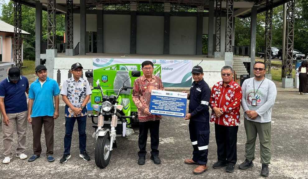 PT Timah Tbk menyerahkan bantuan satu unit motor roda tiga kepada Bank Sampah Nyiur Karya Lestari. (timah)