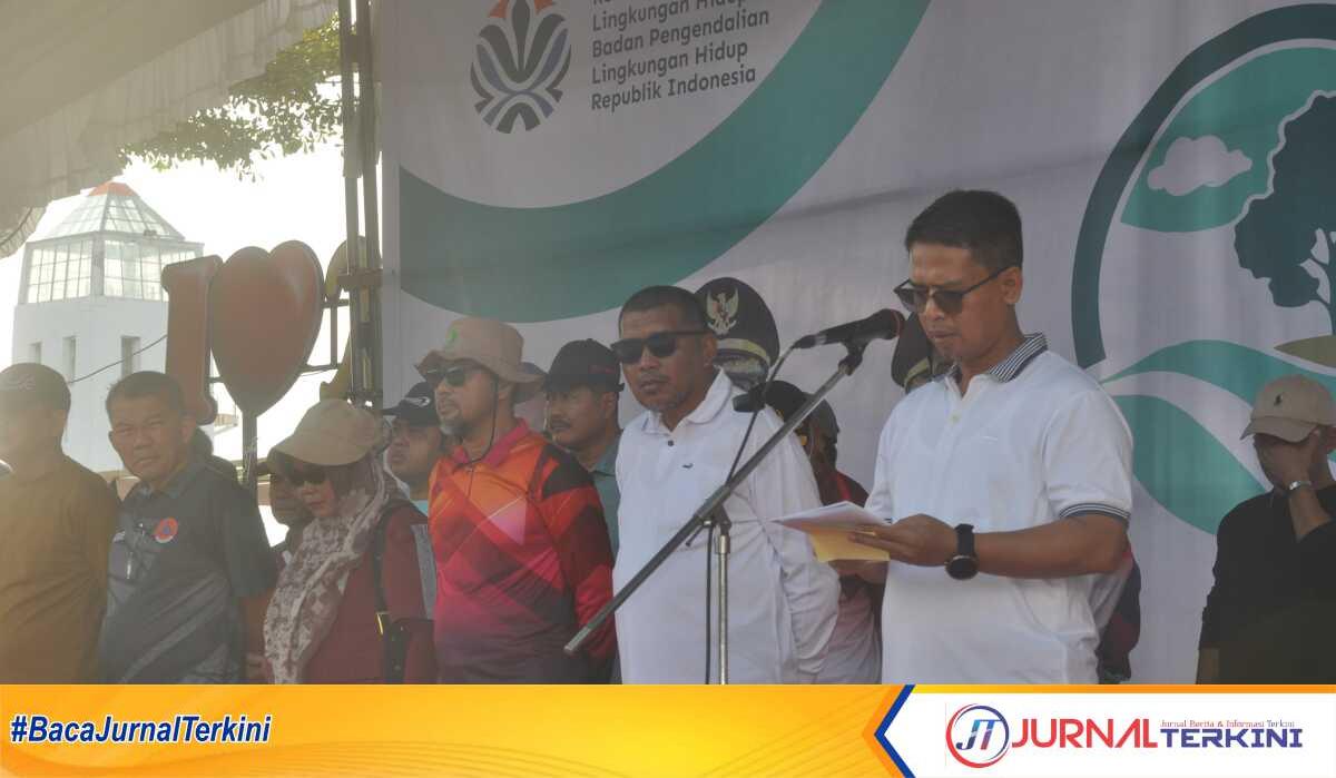 Bupati Karimun Ing Iskandarsyah memimpin apel memperingati hari lingkungan hidup sedunia yang disejalankan dengan aksi bersih sampah plastik di Panggung Rakyat Putri Kemuning Coastal Area, Kabupaten Karimun, Kamis (05/06/2025) pagi. (JurnalTerkini.id/edy kencana)