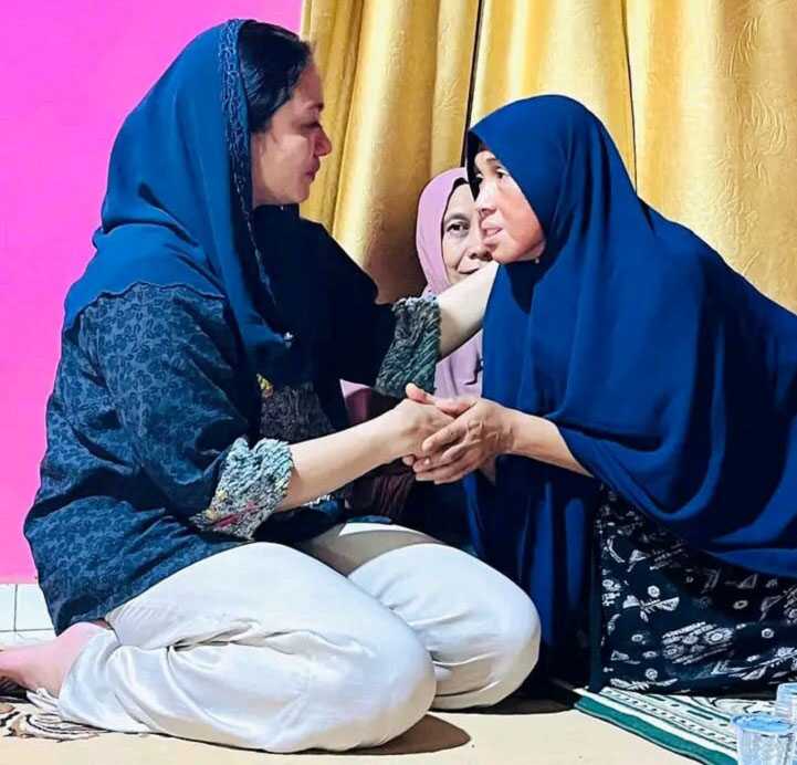 bupati annisa melayat Bupati Annisa Suci Ramadhani (kiri) menyampaikan belasungkawa kepada Istri Almarmhum H. M. Zainal Arifin di kediaman, Sabtu (7/6/2025). (Humas pemkab dharmasraya)