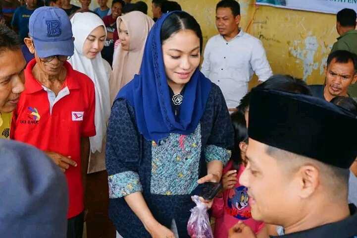 Bupati Dharmasraya, Annisa Suci Ramadhani, turut membagikan daging kurban dari Presiden Republik Indonesia, Prabowo Subianto, kepada masyarakat di Masjid Basalamah, Nagari IV Koto Pulau Punjung, Sabtu (07/06/2025). (humas pemkab dharmasraya)